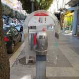 Le prime furono installate tra il 1966 e il 1967 nell�Aeroporto e nella Stazione centrale e di l� a poco si diffusero in tutta Bari, diventando, in un�epoca ancora senza cellulari, l�unico mezzo per telefonare senza la cornetta di casa